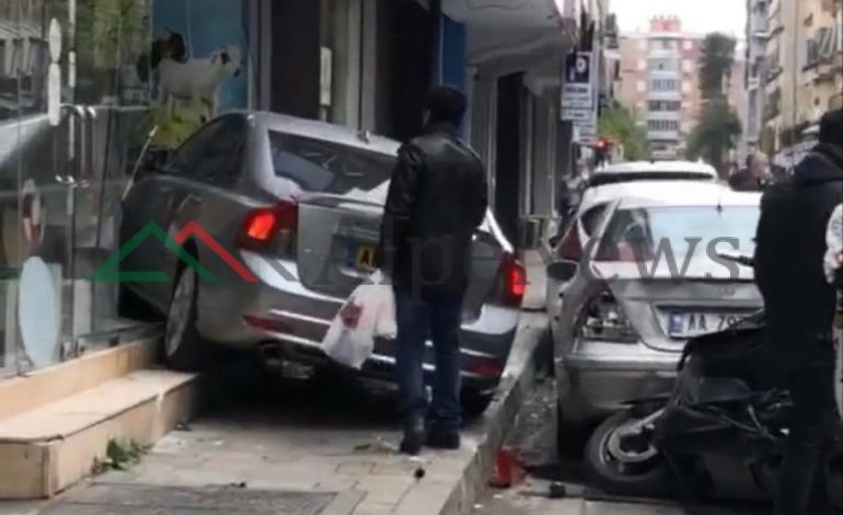 PAMJET EKSKLUZIVE/ Aksidenti masiv në ish-Bllok, automjeti hyn brenda… dyqanit