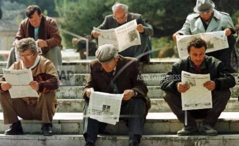 “POPULLI YNË VDES PËR POLITIKË”/ Kreshnik Spahiu: “Koha Jonë”, gazeta që prodhoi opozitë dhe lindi penat e gazetarisë