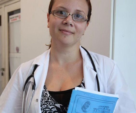 NË VIJËN E PARË TË LUFËS ME COVID-19/ Preket mjekja e Infektivit: Fëmijët i kam nxjerr nga shtëpia, s’doja të më shihnin…
