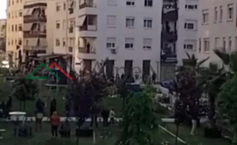VIDEOLAJM/ Banorët e Laprakës kërcejnë e këndojnë, por a e respektojnë distancën sociale?