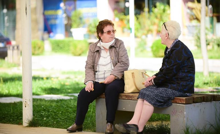 E SHTUNA E GJYSHËRVE/ Pamjet nga Elbasani që kanë brenda distancim social, dashuri dhe pak…”muhabet”