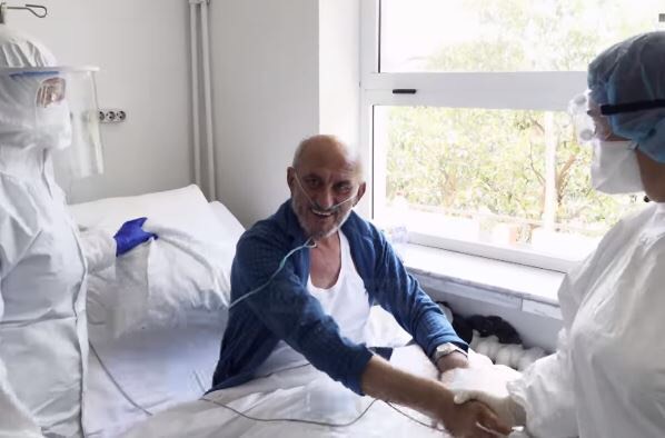 DËSHMITË E PACIENTËVE ME COVID-19 BRENDA INFEKTIVIT/ Nga shenjat e para që patëm, te tronditja psikologjike dhe forma se si po trajtohemi (VIDEO)