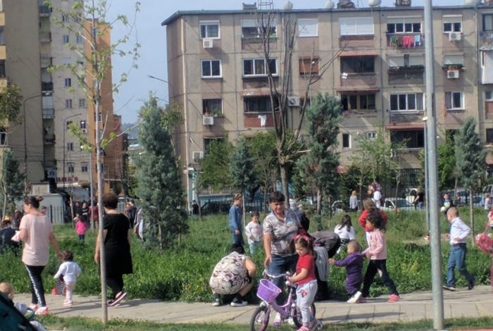 PARQET E MBUSHURA… PLOT! Nënat nuk respektojnë DISTANCIMIN social në Tiranë (PAMJET)
