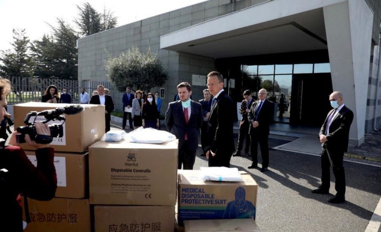 LUFTA KUNDËR KORONAVIRUSIT/ Hungaria i dhuron Shqipërisë 100.000 maska dhe 5000 kostume mbrojtëse mjekësore (FOTO)