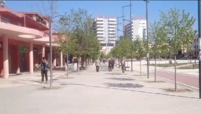 E SHTUNA E PENSIONISTËVE/ Të moshuarit në Lushnje mbushin parqet, sot në rrugë edhe persona të kategorive të tjera