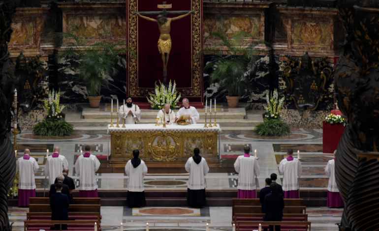 “LE TË HESHTIM KLITHMAT E VDEKJES”/ Papa Françesku: Mos kini frikë gjatë Pashkëve dhe të ndalojmë prodhimin e armëve