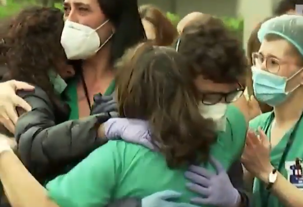 PAMJE PREKËSE/ Me lot në sy mjekët dhe doktorët përqafojnë gruan dhe djalin e infermierit që vdiq nga koronavirusi (VIDEO)