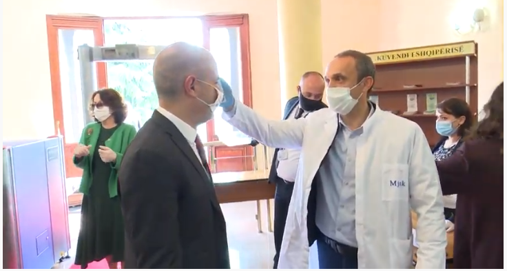 KORONAVIRUSI/ Kontrolle të imtësishme në hyrje të Kuvendit, ç’ndodhi para nisjes së seancës plenare (VIDEO)