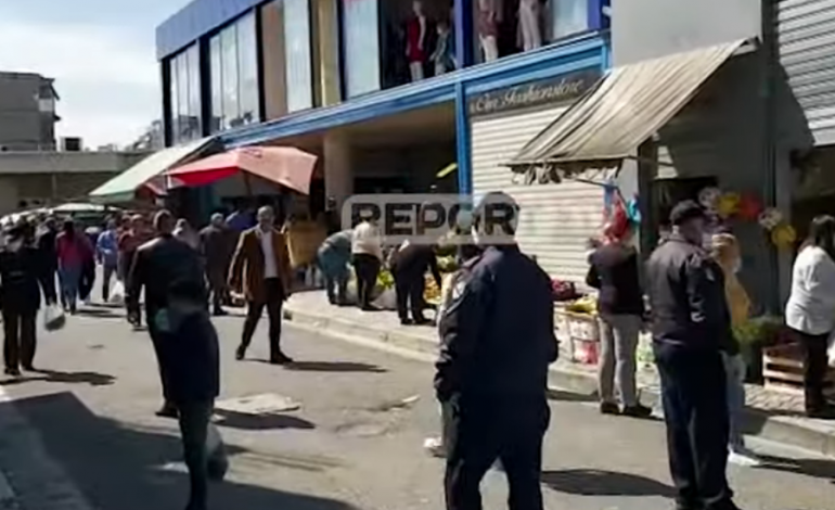 KAOS NË TREGUN E KAMZËS/ Qytetarët dynden për pazare, distancimi fizik nuk respektohet (FOTO+VIDEO)