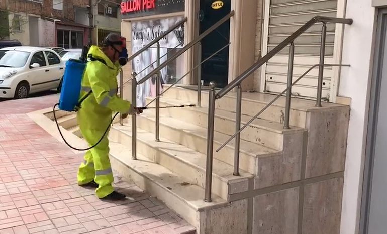 KORONAVIRUSI/ Rezulton pozitiv me Covid një çift në Fier dezinfektohet pallati dhe lagjia