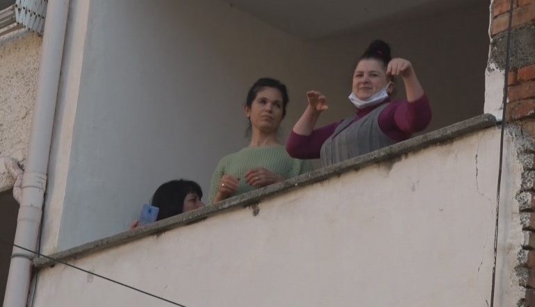 KORONAVIRUSI/ Artistët lezhianë dhurojnë momente të veçanta për banorët në karantinë (VIDEO)