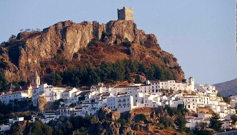 KORONAVIRUSI/ Një shembull nga Spanja: Qyteza fortesë majë kodrës që u izolua nga bota dhe Covid-19 (FOTO)