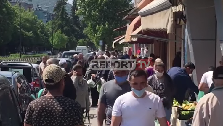NUK ËSHTË NË “ZONËN E GJELBËR”/ Elbasani gumëzhin si në përditshmëri, grumbuj njerëzish në rrugë dhe në tregje (VIDEO)