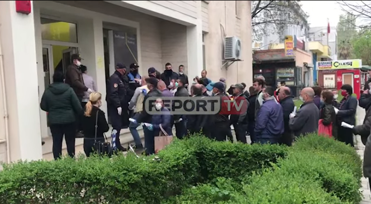 NUK RESPEKTOHET DISTANCA/ Radhë të gjata në banka, situata shqetësuese në qytetin e Fierit
