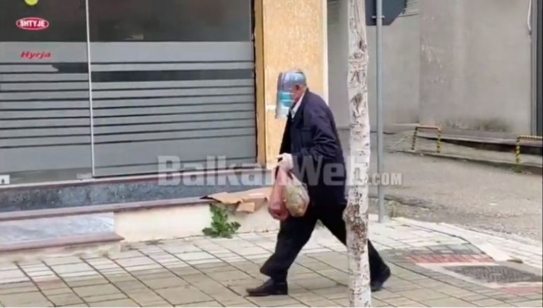 KORONAVIRUSI/ I moshuari gjen mënyrën gjeniale për t’u mbrojtur nga COVID-19, përdor shishen e ujit si maskë mbrojtëse (VIDEO)