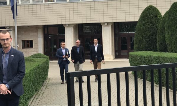 QEVERIA E RE NË KOSOVË/ Limaj nënshkruan me Mustafën, merr postin e zv.kryeministrit dhe dy ministri
