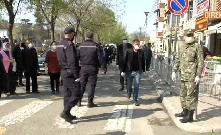 PAMJET NGA TIRANA/ Vazhdon “dyndja” e qytetarëve për pazaret, radhë të gjata në tregun e ish-Kombinatit (FOTO)
