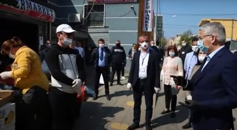 KORONAVIRUSI/ Ministri Lleshaj inspekton tregjet e fruta-perimeve në Durrës