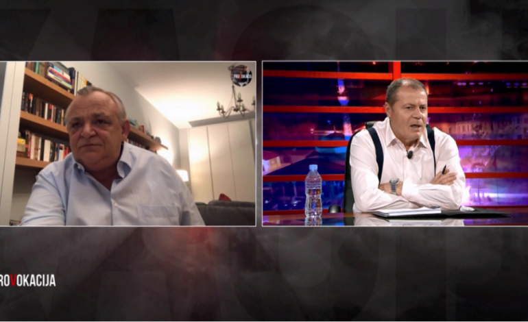E RRALLË/ Qeni ndërhyn në intervistën televizive, “trembet” Arben Gjata (VIDEO)