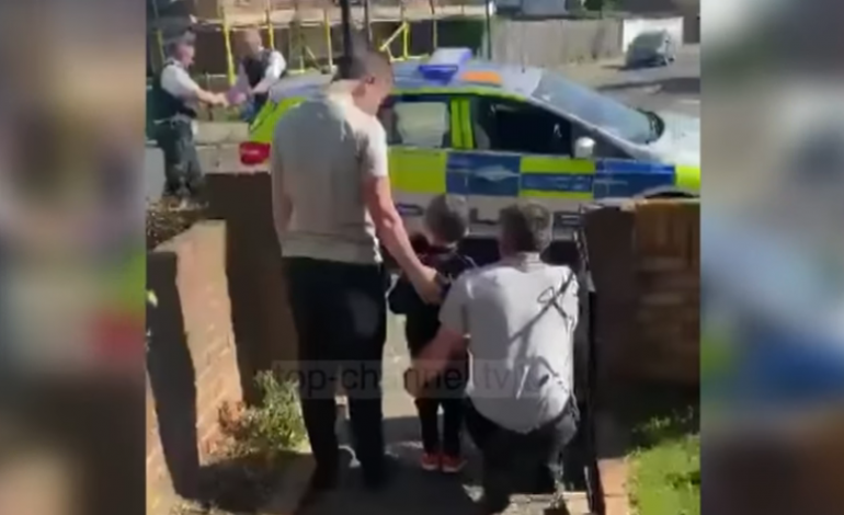 POLICIA LONDINEZE SURPRIZON VOGËLUSHIN/ I shkon me sirena 4 vjecarit shqiptar për ditëlindje (VIDEO)