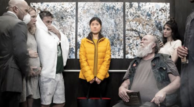 VJEN FILMI I PARË PËR KORONAVIRUSIN/ Vajza kineze bllokohet me 7 persona të tjerë në ashensor