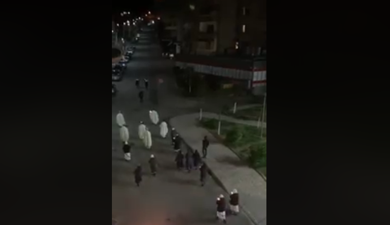 40 MINUTA MARSHIM NË RRUGËT E QYTETIT/ Gjesti i veçantë i Dom Gjergj Metës në Rrëshen: besimtarët dalin në ballkone me qirinj në duar (VIDEO)