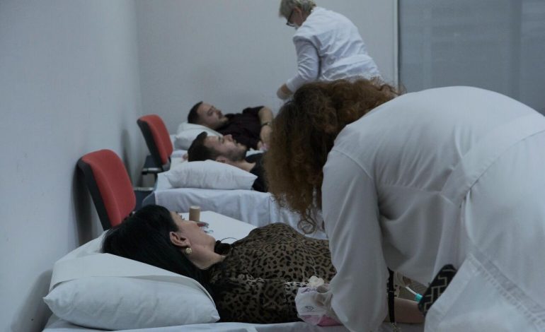 PUNONJËSIT E AKSHI-IT DHUROJNË GJAK PËR FËMIJËT TALASEMIKË/ Karçanaj: Të mos harrojmë ata që luftojnë çdo ditë për jetën