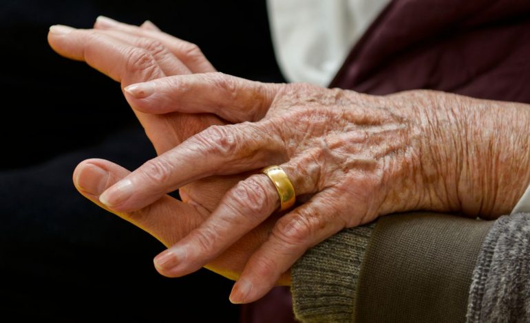 VDESIN NGA KORONAVIRUSI PAS 50 VJET MARTESË/ Dashuri e përjetshme e çiftit në dhomën e urgjencës
