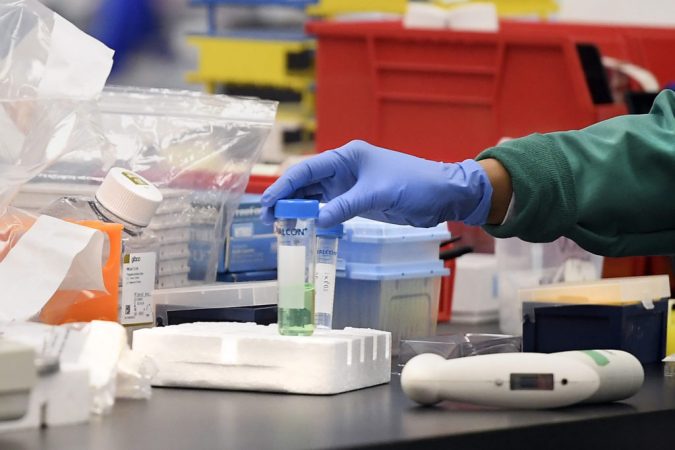 KORONAIRUSI/ Epidemiologu britanik: Distanca sociale të mbahet derisa të jetë gati vaksina kundër COVID-19
