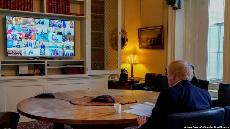 “KAM ENDE TEMPERATURË”/ kryeministri Boris Johnson flet për gjendjen e tij nga karantina