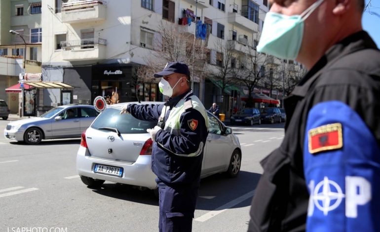 PAS AKSIDENTIT SHKOI NË SPITAL/ Durrsaku rezulton me COVID-19! Vetëkarantinohet shoku dhe tre mjekë