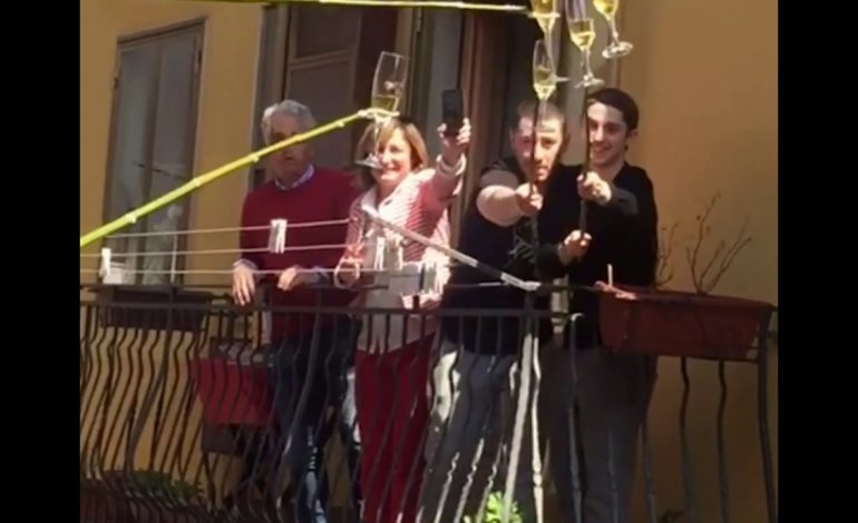 KORONAVIRUSI/ Italianët gjejnë mënyrën më interesante për t’u argëtuar, bëjnë dolli me alkool nga ballkoni (VIDEO)