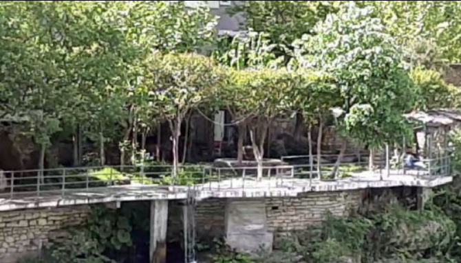 COVID-19/ Përfundojnë 14 ditët e karantinës në hotel në Gjirokastër, 20 emigrantët e parë bashkohen me familjet
