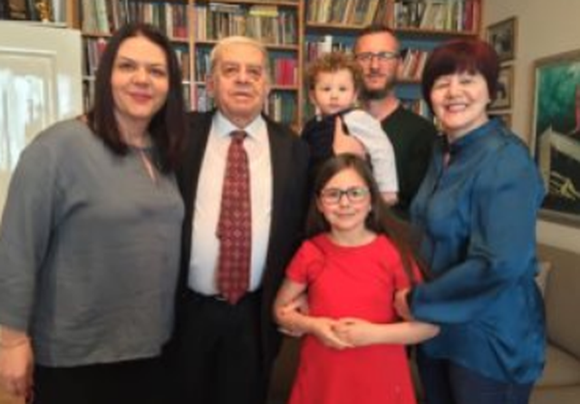 “ASNJËHERË NUK JE GATI T’I THUASH LAMTUMIRË PRINDIT”/ Statusi prekës që vajza e Rikard Ljarjas shkroi pas përcjelljes