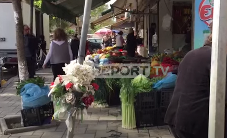 SITUATË E QETË NË TREGJE DHE NË RRUGËT E FIERIT/ Qytetarët respektojnë masat e kërkuara për distancimin social (VIDEO)