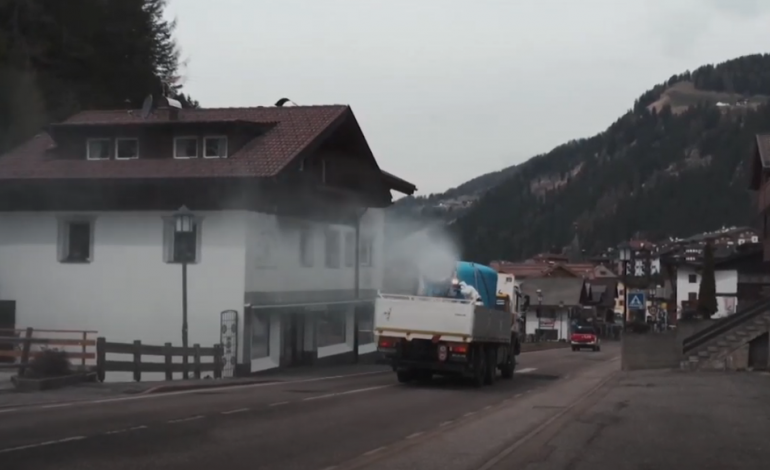 KORONAVIRUSI/ Italia nis dezinfektimet me ventilator dëbore të montuar mbi kamionë (VIDEO)