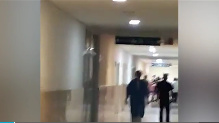 KORONAVIRUSI/ Nuk i lejuan të shihnin familjarin që vdiq nga COVID-19, plas grushti mes të afërmve dhe stafit mjekësor (VIDEO)