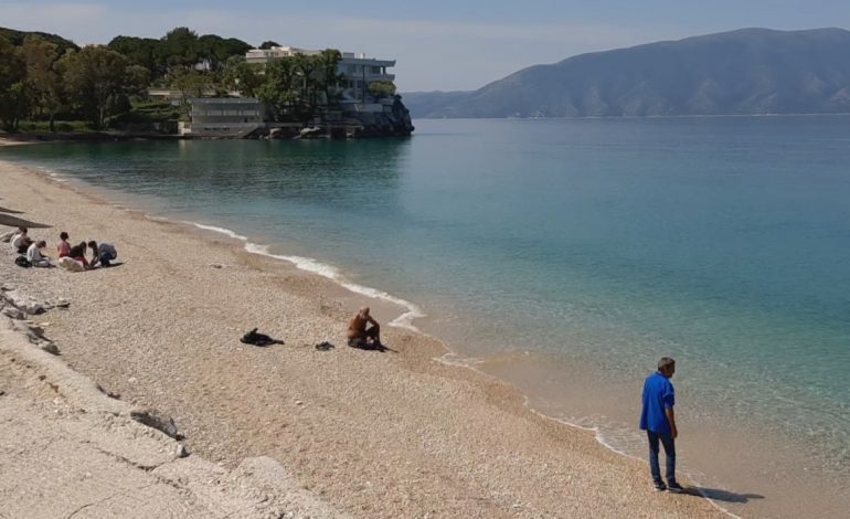 KORONAVIRUSI/ Vlonjatet “sfidojnë” COVID-19, frekuentojnë masivisht plazhin
