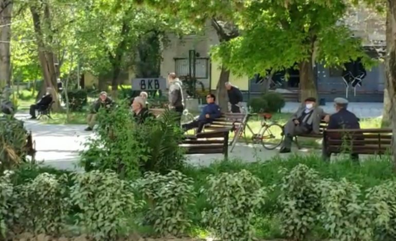E SHTUNA E PENSIONISTËVE/ Vlora “pushtohet” nga të moshuarit, shfrytëzojnë kohën me diell për shëtitje