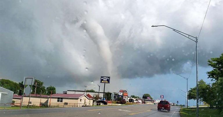 SHBA GODITET NGA TORNADOT/ Së paku 7 të vdekur, dhjetëra të plagosur