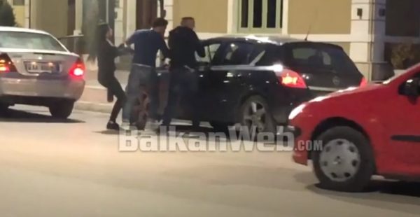SHERRI ME GRUSHTE NË MES TË FIERIT/ Arrestohet polici dhe shoku i tij, dhunuan një person në qendër të qytetit