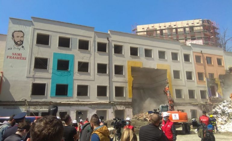 PAMJE NGA “SAMI FRASHËRI”/ U dëmtua nga tërmeti, shikoni si po shembet gjimnazi në Tiranë (FOTO)