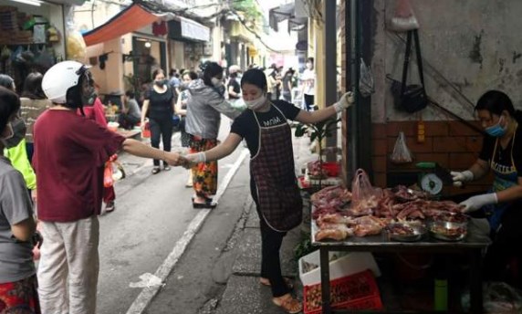 KORONAVIRUSI/ Vietnami i rikthehet normalitetit, shikoni si e nis jetën e re (FOTO)