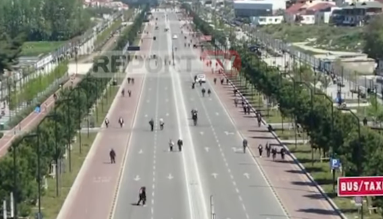 PAMJE ME DRON/ Shëtitoret dhe bulevardet, sot iu përkasin gjyshërve dhe gjysheve (VIDEO)