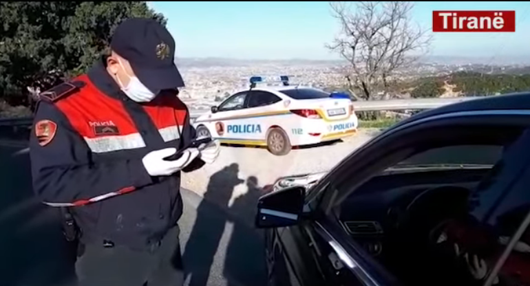 SHQIPTARËT VIJOJNË TË THYEJNË MASAT/ Gjobiten 262 qytetarë, 41 drejtuesh mjetesh dhe 5 pronarë lokalesh (VIDEO)