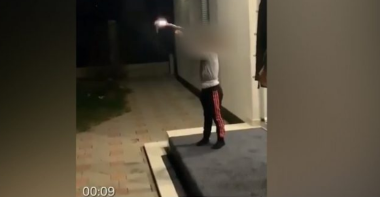 “FUTJA BABË, FUTJA”/ Mëson vajzën e mitur të qëllojë me pistoletë, 4 të shtëna (VIDEO)