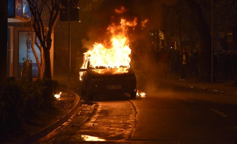 KISHTE PARKUAR MAKINËN PARA PALLATIT/ Automjeti i policit të krimeve në Elbasan përfshihet nga flakët, dyshohet për zjarrëvënie të qëllimshme (EMRI)