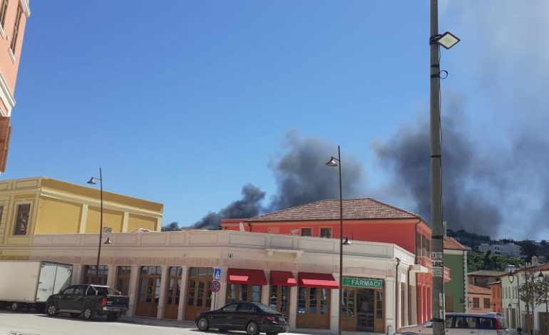 NË KOHË KORONAVIRUSI/ Zjarr në një ndërtesë në Vlorë, afër spitalit rajonal (FOTO)
