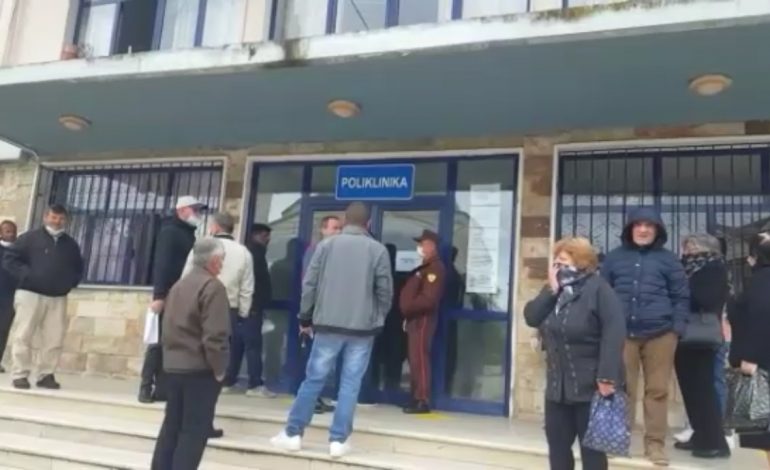 KORONAVIRUSI/ Pamje të frikshme nga poliklinika e Beratit, njerëzit ngjitur në radhë pa maska e doreza (FOTO+VIDEO)