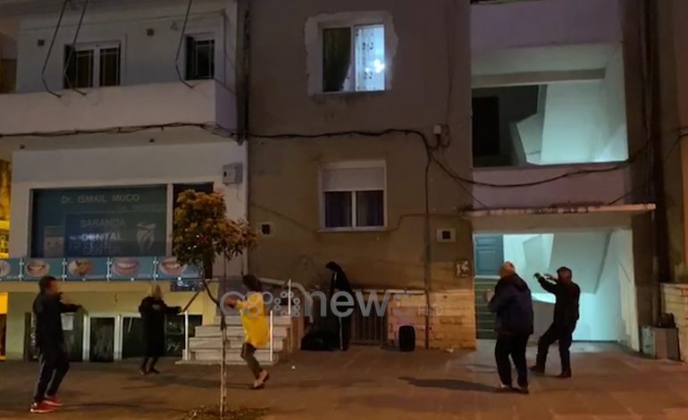 ASNJË RAST ME COVID-19/ Sarandiotët heqin stresin e izolimit me kërcim (VIDEO)